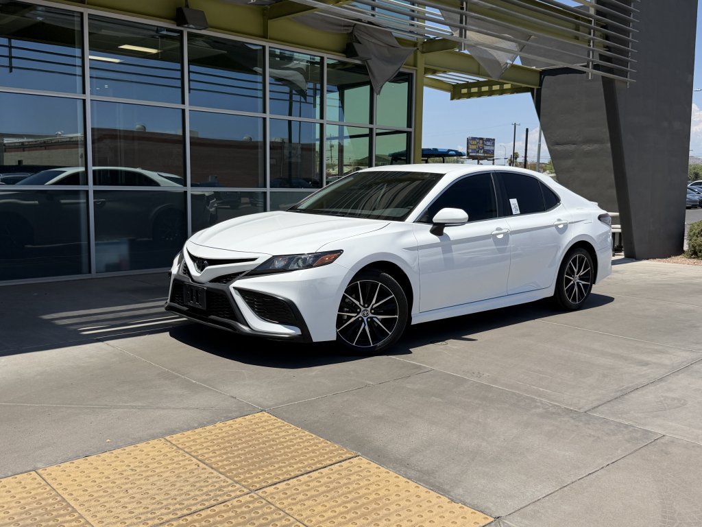 Used 2024 Toyota Camry SE FWD image 1