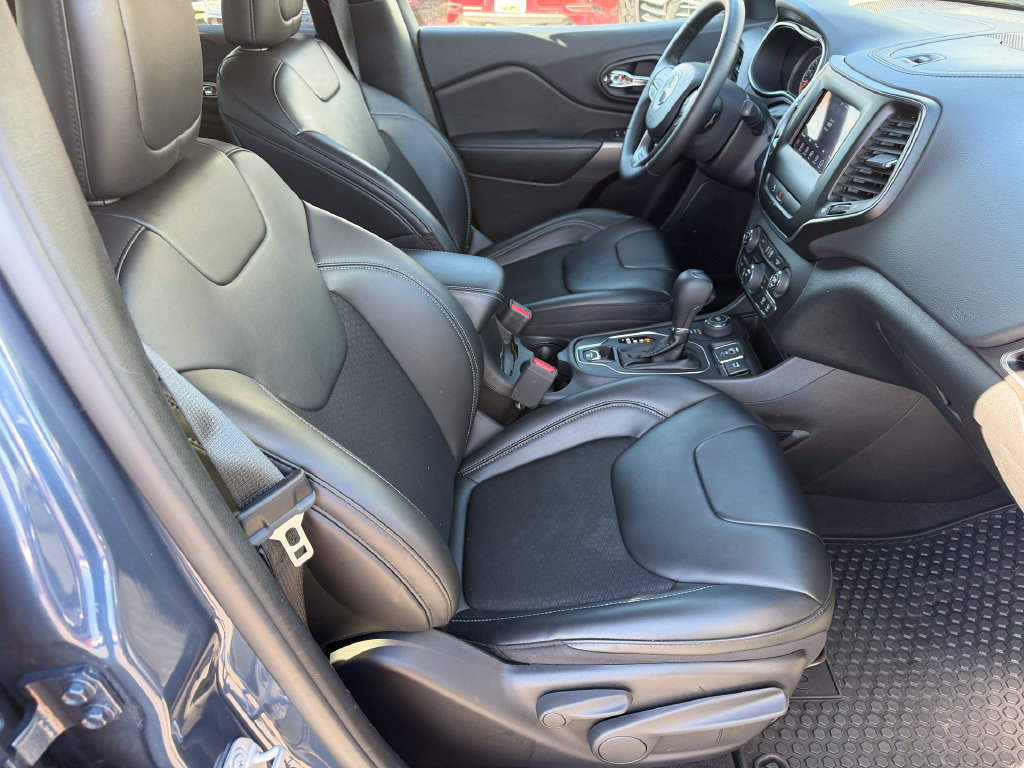 Used 2020 Jeep Cherokee Latitude Plus w/ Cold Weather Group AWD/4WD image 16