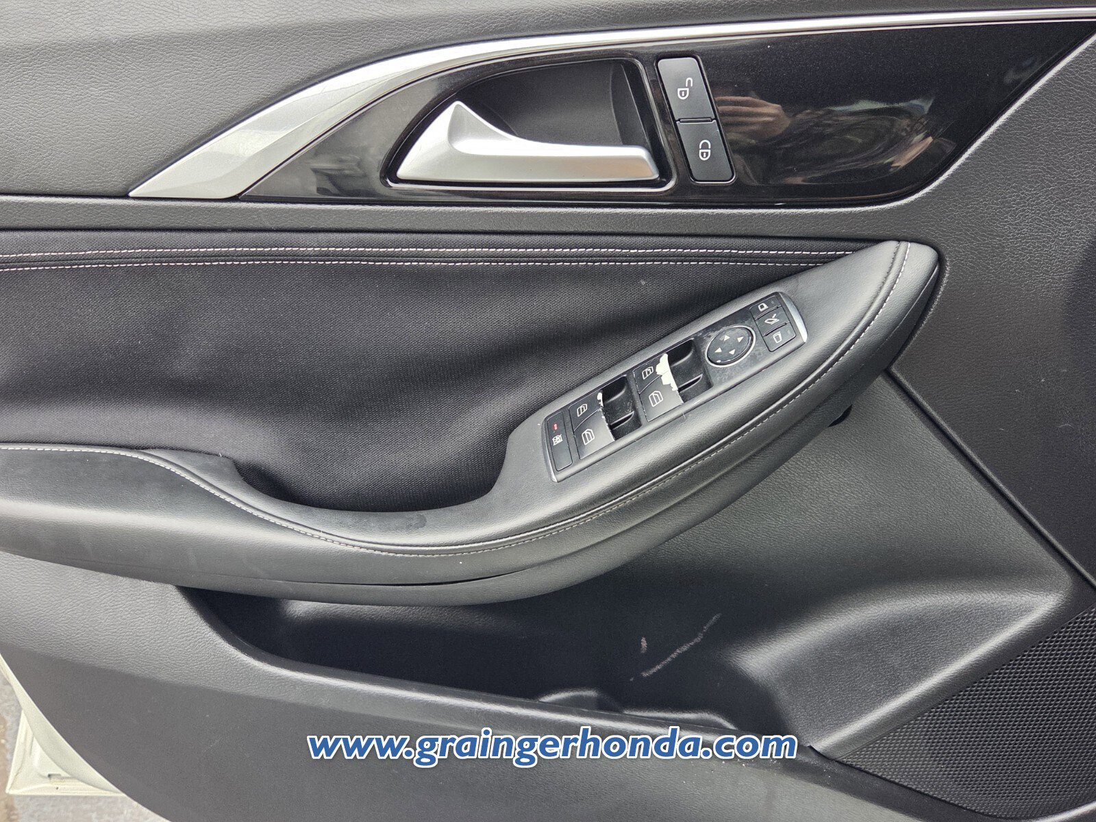 Used 2018 INFINITI QX30 image 25