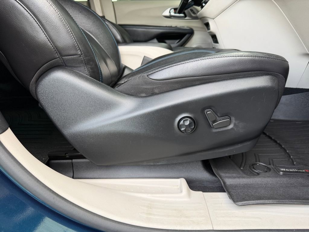 Used 2021 Chrysler Pacifica Touring-L w/ Uconnect Theater Family Group FWD image 32
