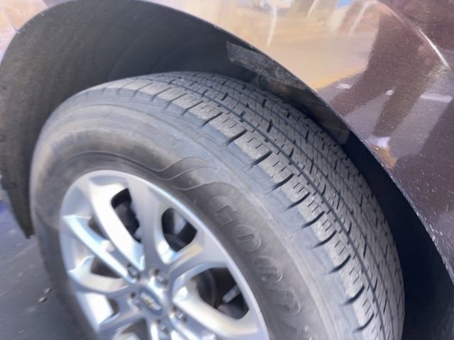 Used 2020 Chevrolet Equinox LT w/ Driver Convenience Package image 2