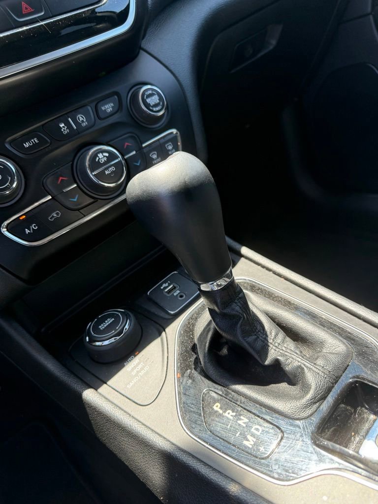 Used 2019 Jeep Cherokee Limited AWD/4WD image 17