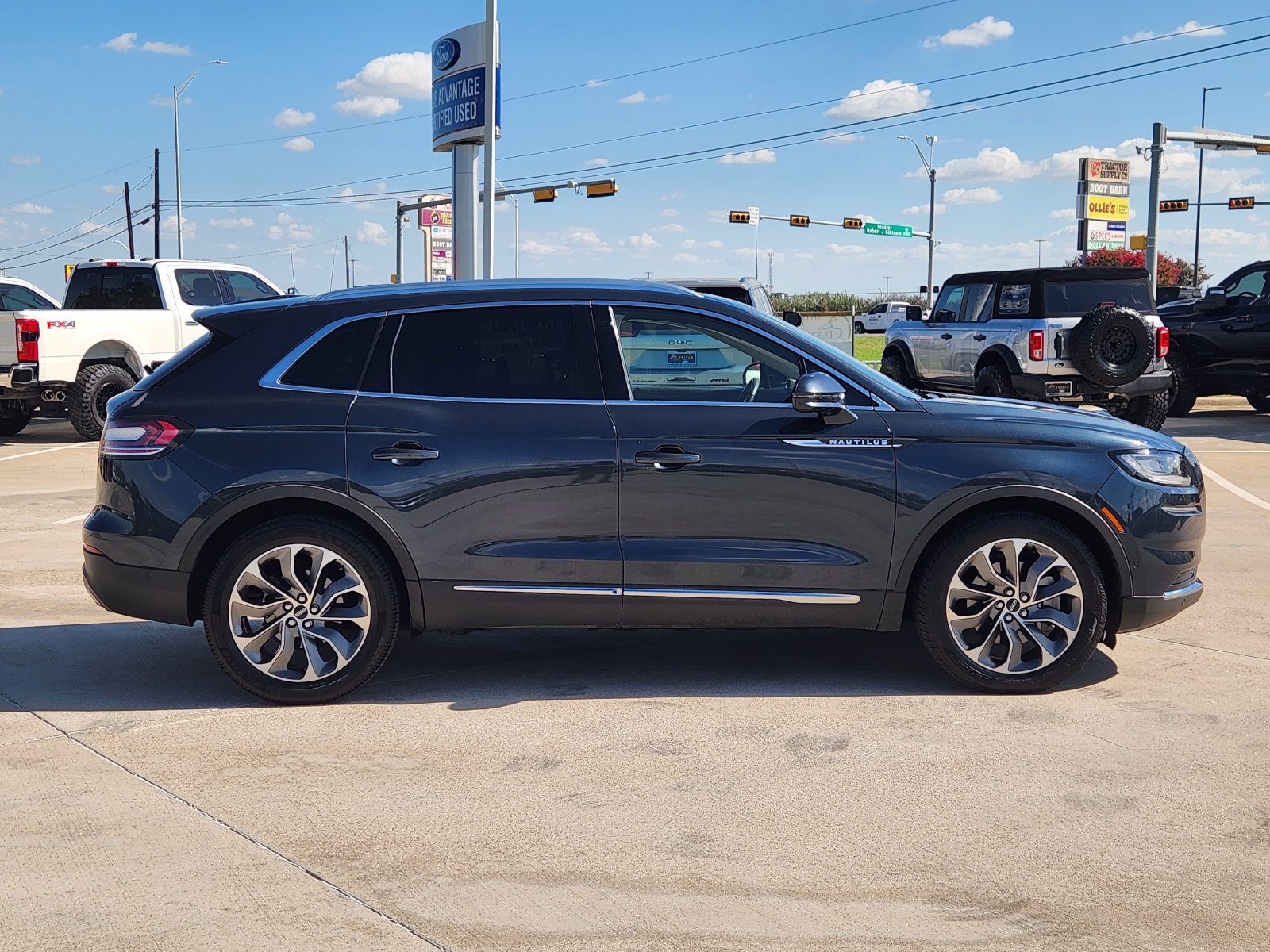 Used 2022 Lincoln Nautilus Reserve w/ Equipment Group 201A FWD image 7