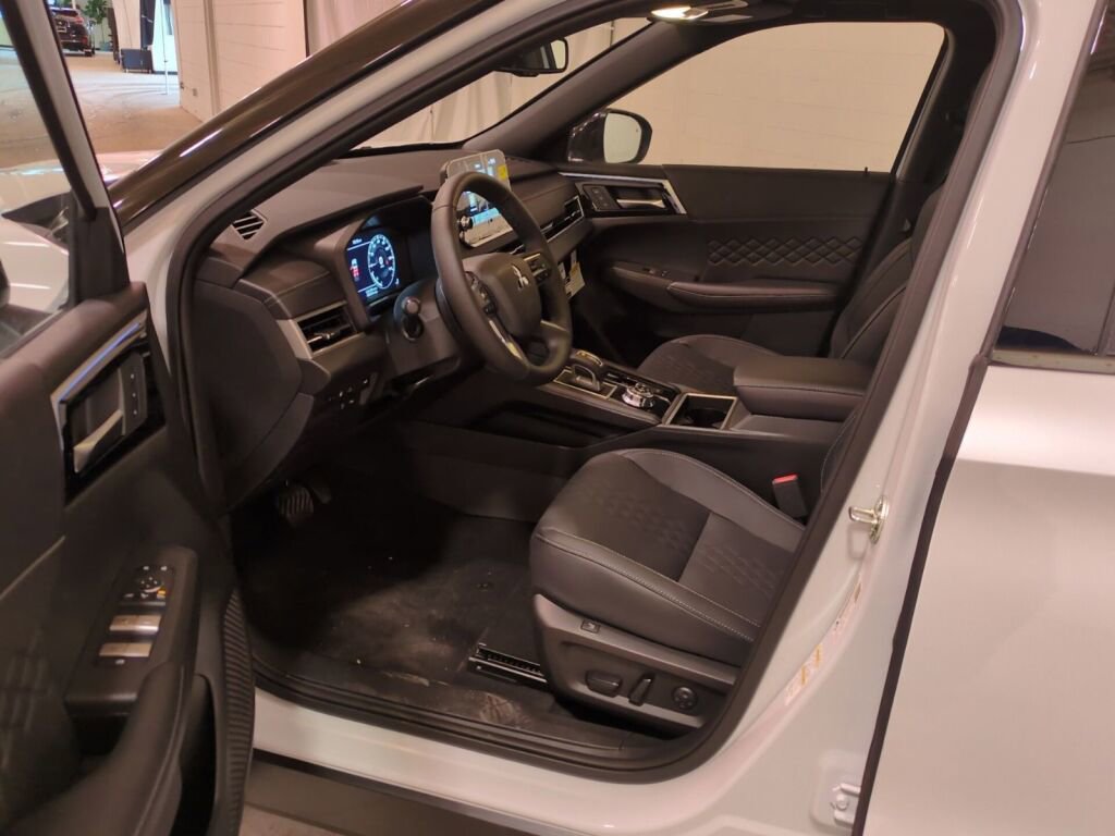 New 2025 Mitsubishi Outlander SEL AWD/4WD image 17