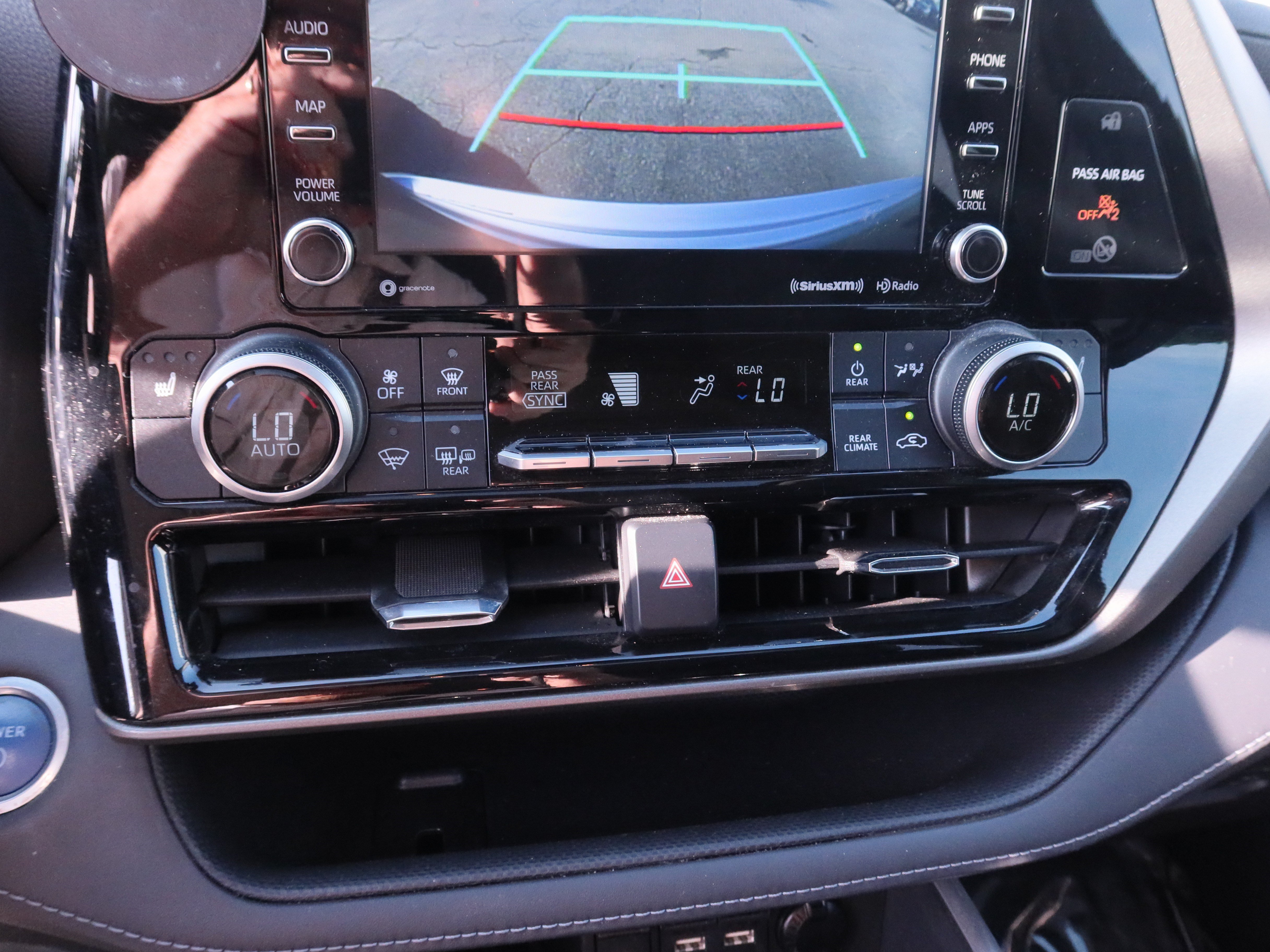 Used 2021 Toyota Highlander XLE FWD image 22