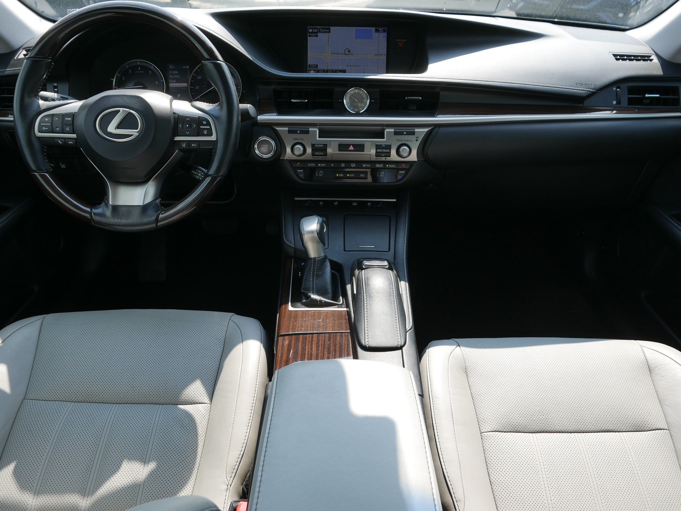 Used 2016 Lexus ES 350 w/ Luxury Package w/Wood Trim FWD image 10