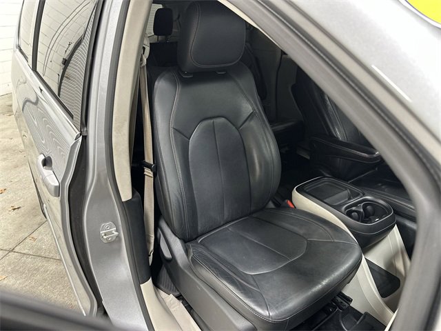 Used 2020 Chrysler Pacifica Touring-L image 29