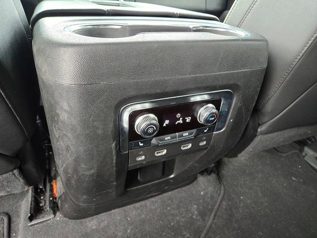 Used 2024 GMC Yukon SLT w/ SLT Luxury Package image 11