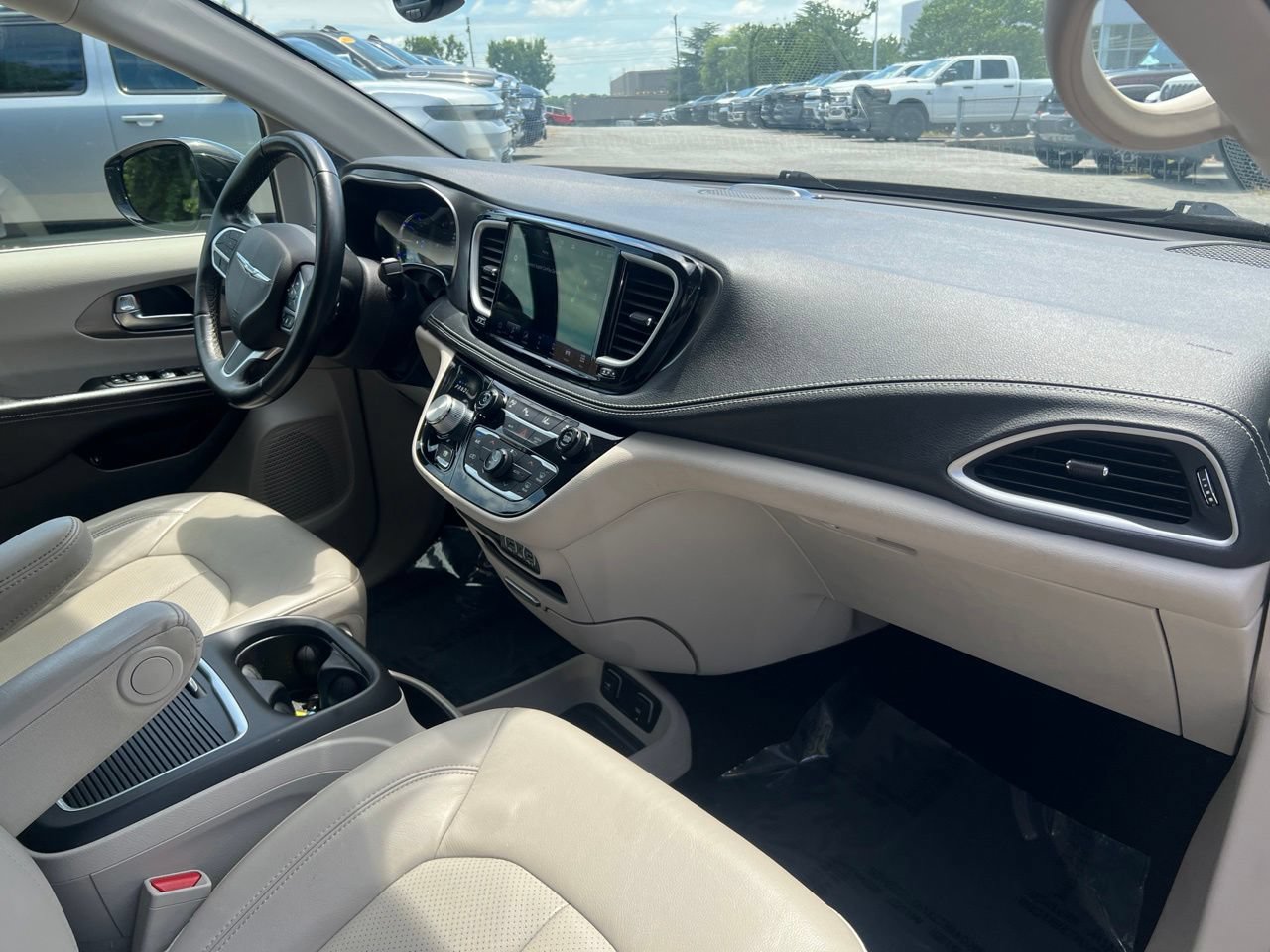 Used 2021 Chrysler Pacifica Touring-L FWD image 27