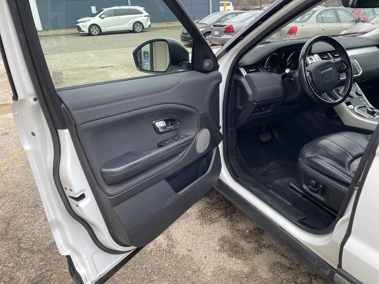 Used 2019 Land Rover Range Rover Evoque SE Premium image 9