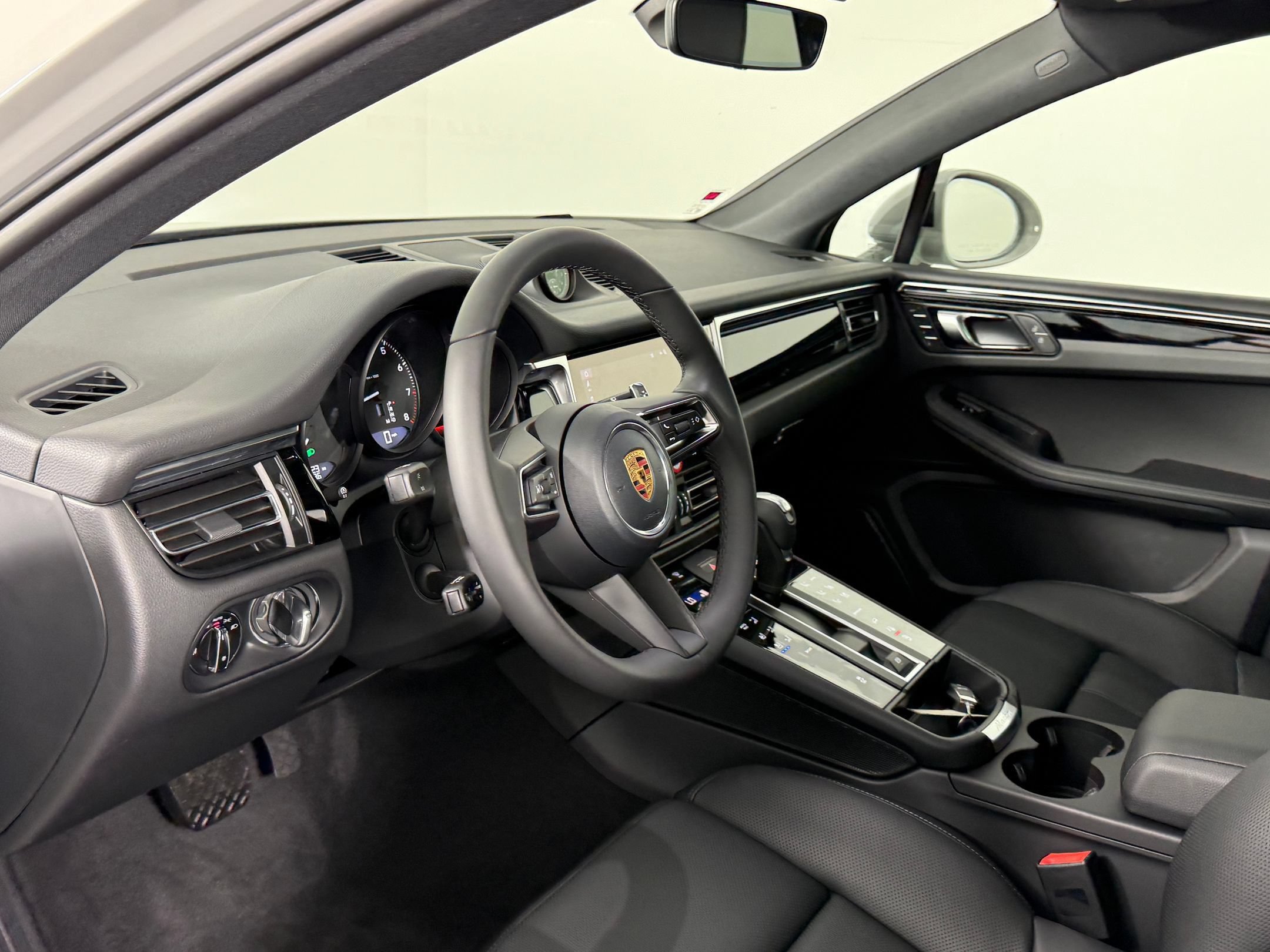 Certified 2026 Porsche Macan AWD/4WD image 4