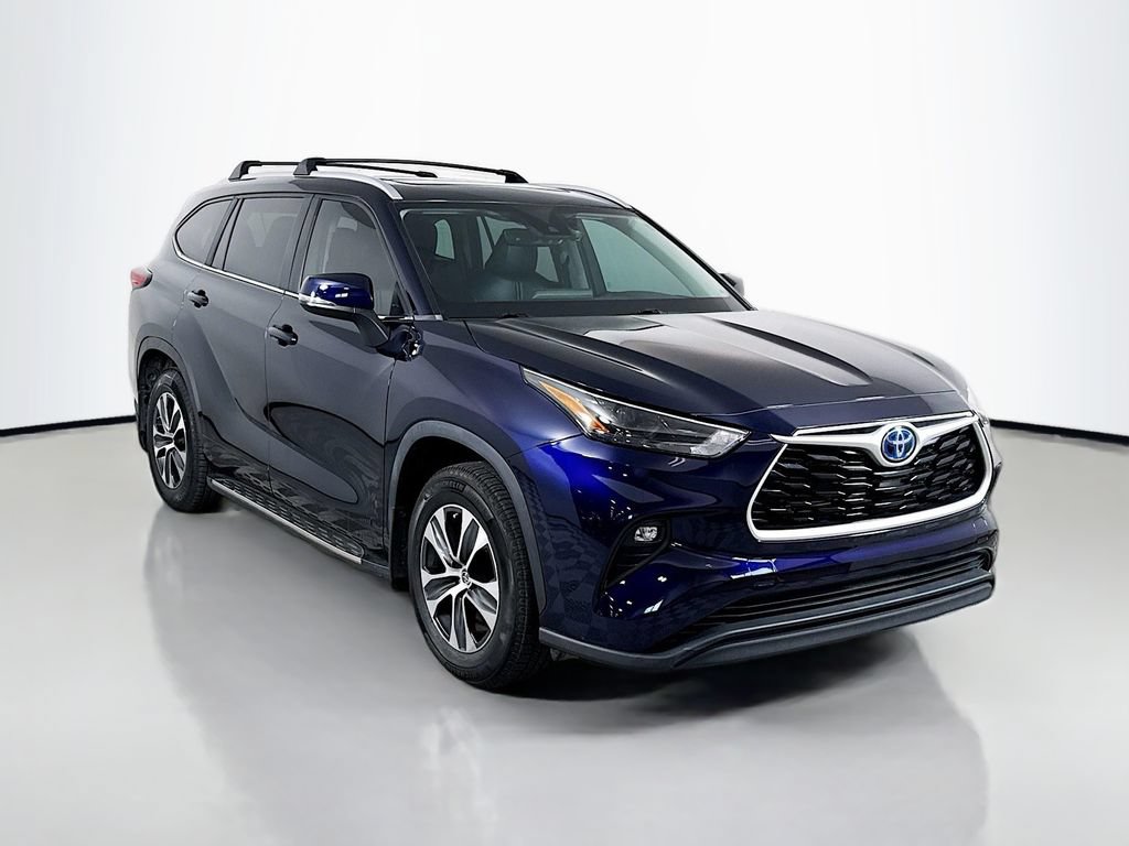 Used 2023 Toyota Highlander XLE FWD image 3