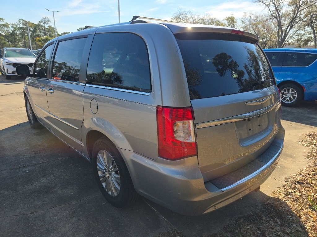 Used 2015 Chrysler Town & Country Limited image 2