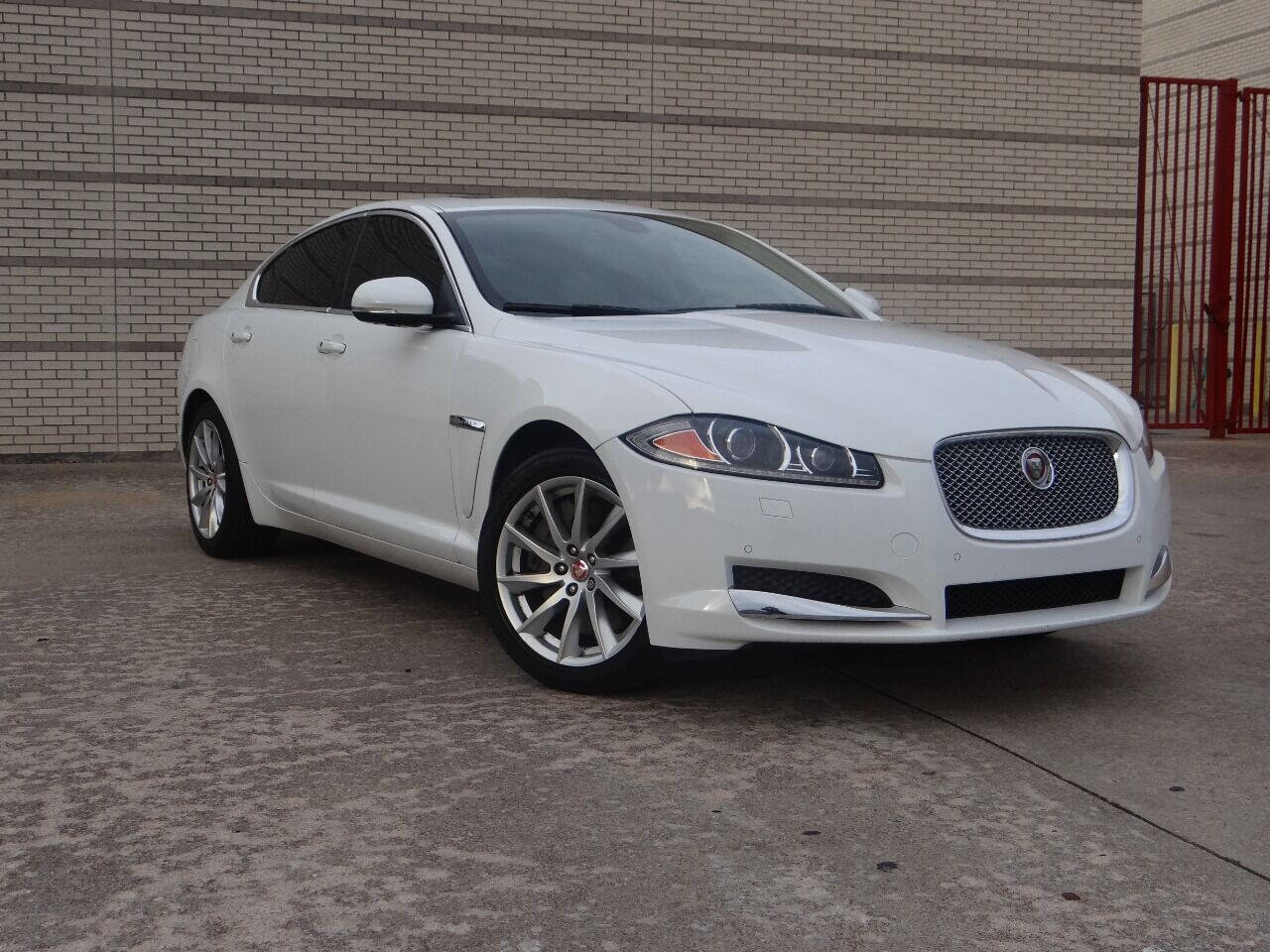 Used 2015 Jaguar XF Premium image 31
