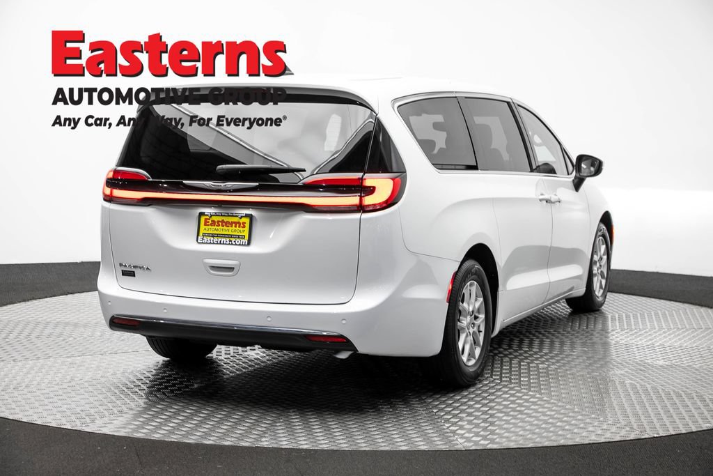 Used 2023 Chrysler Pacifica Touring-L FWD image 5