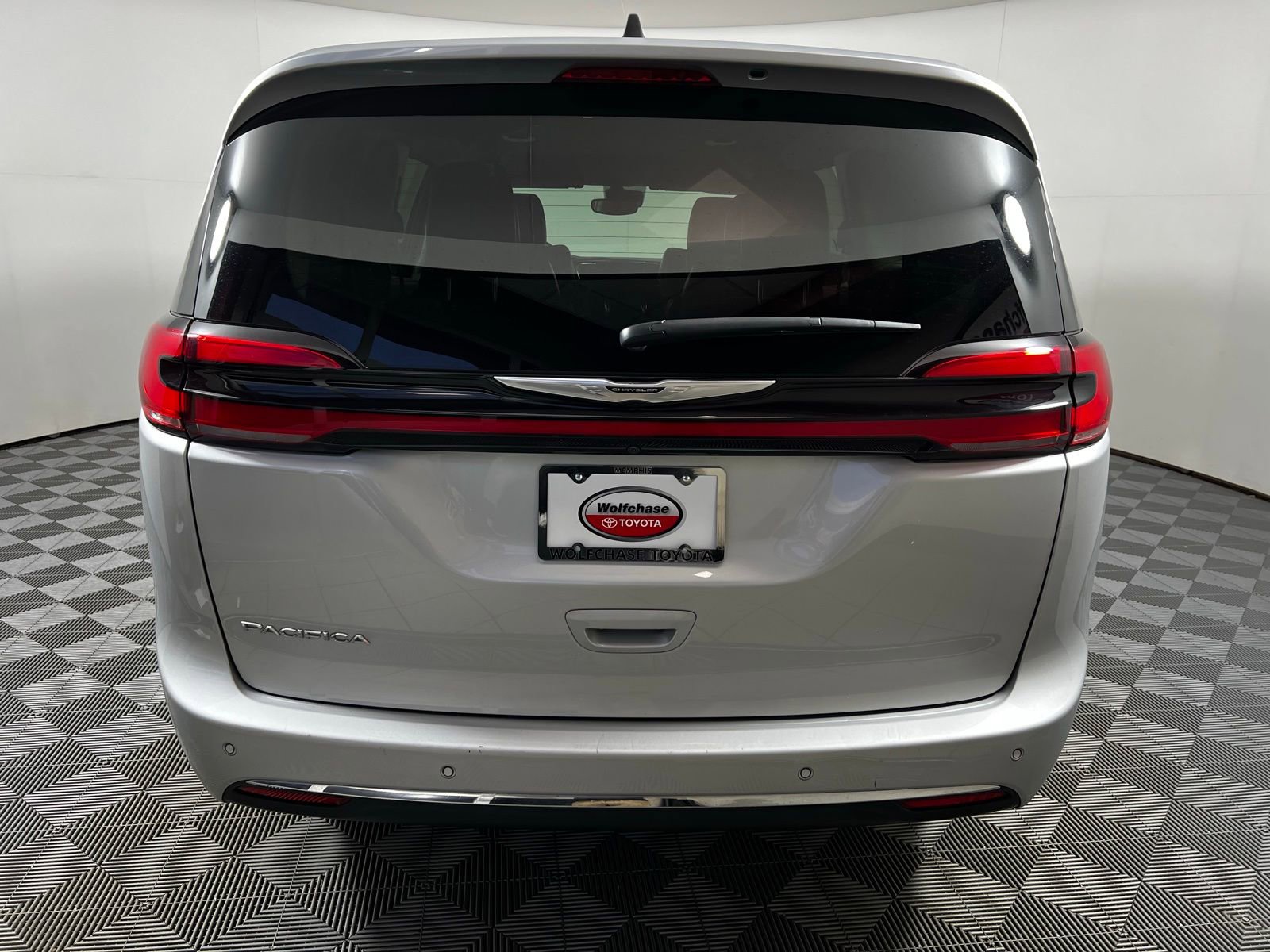 Used 2024 Chrysler Pacifica Touring-L image 6