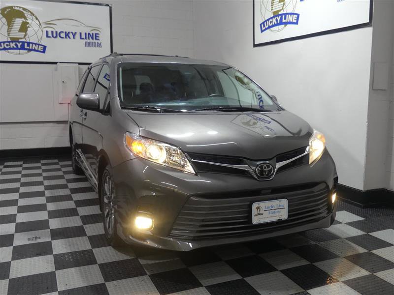 Used 2018 Toyota Sienna XLE Premium w/ Cargo Management Package image 5