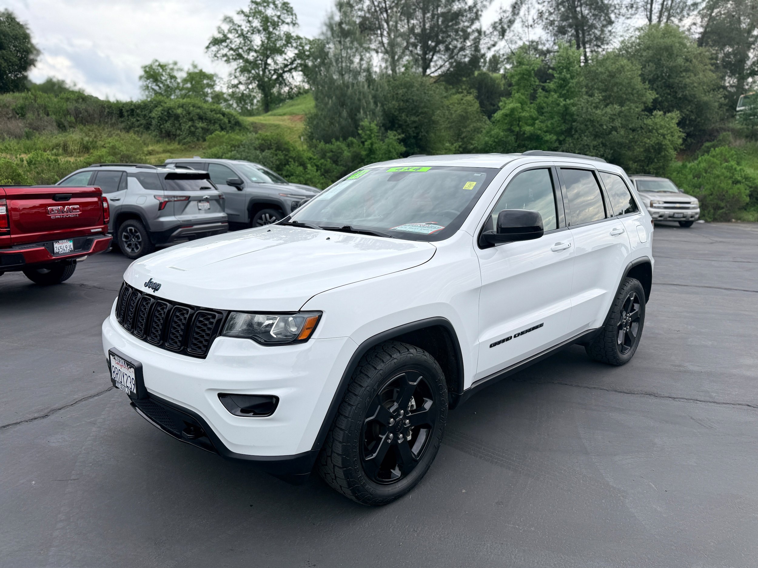 Used 2019 Jeep Grand Cherokee Laredo AWD/4WD image 2