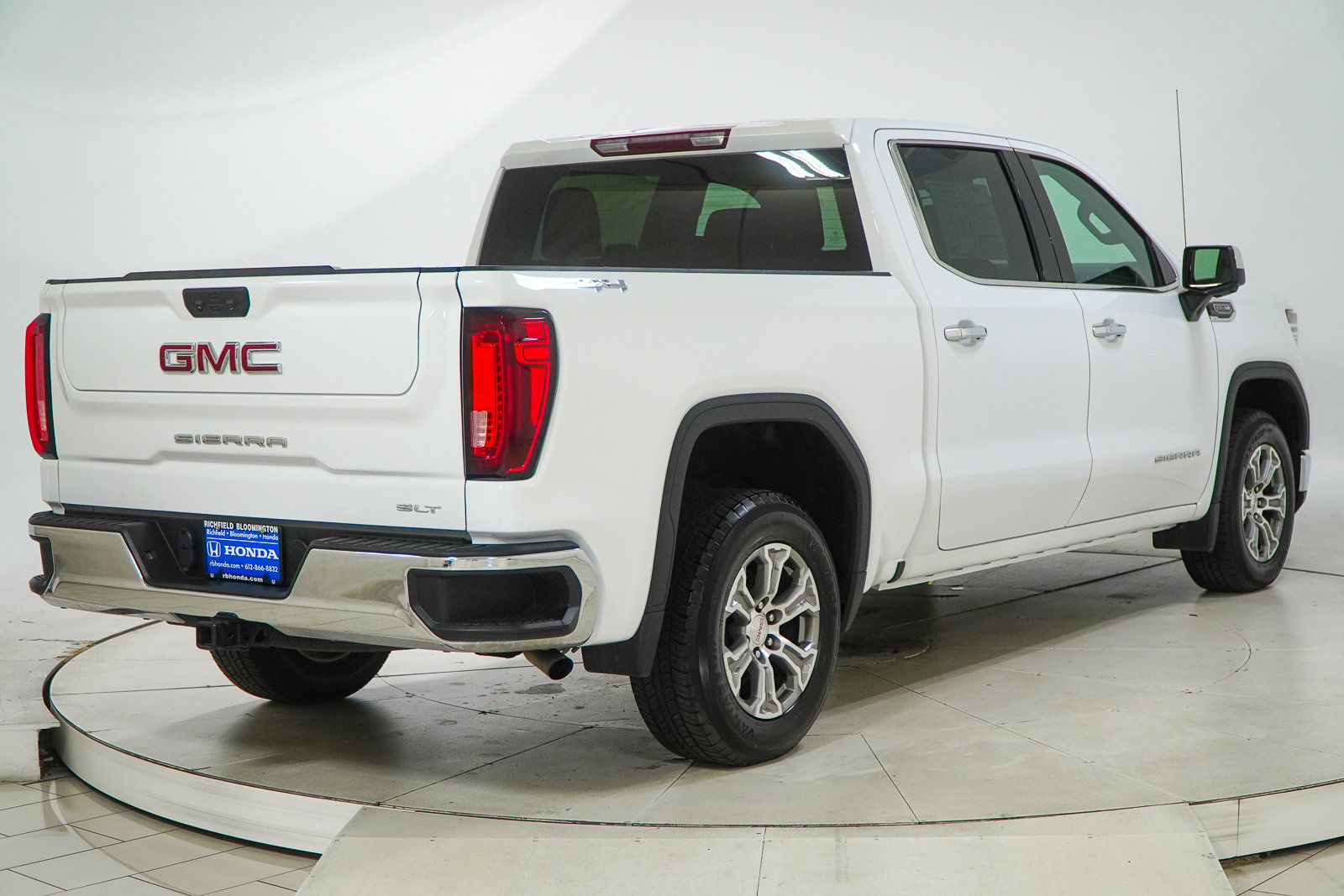 Used 2024 GMC Sierra 1500 SLT AWD/4WD image 9
