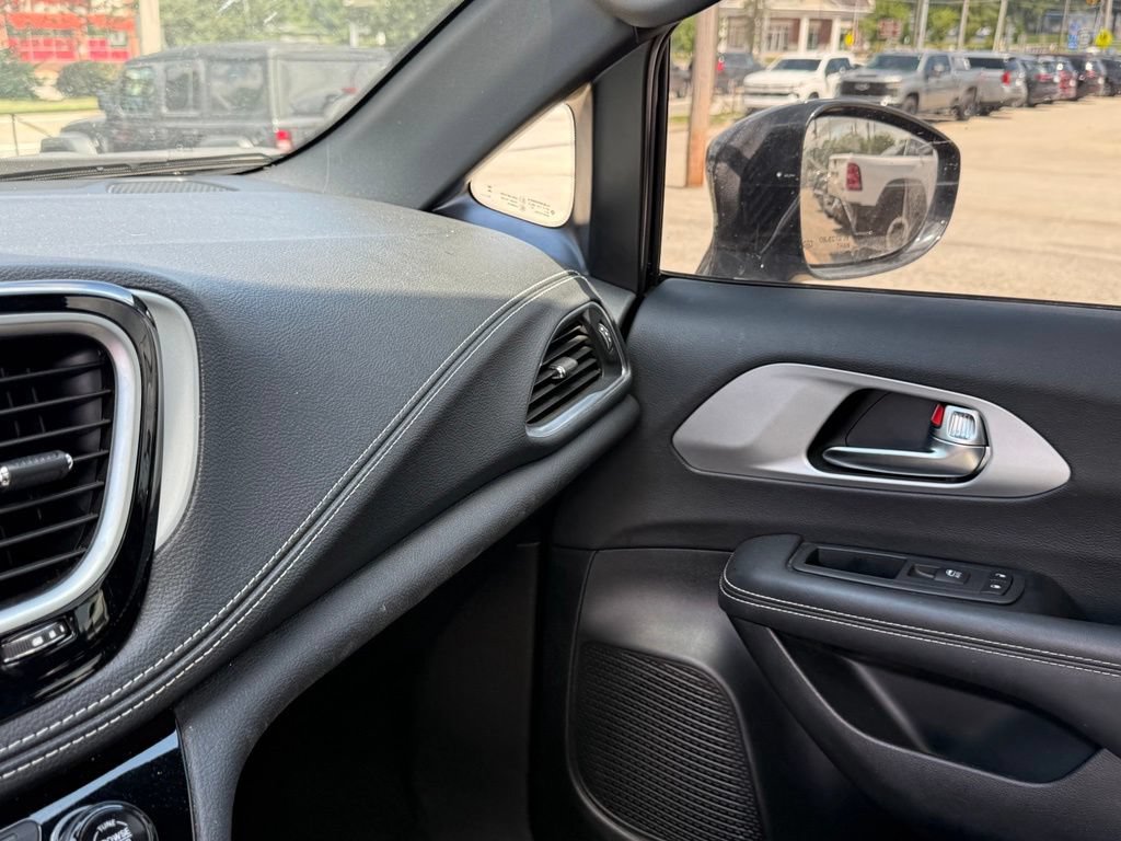 Used 2025 Chrysler Pacifica Limited FWD image 21