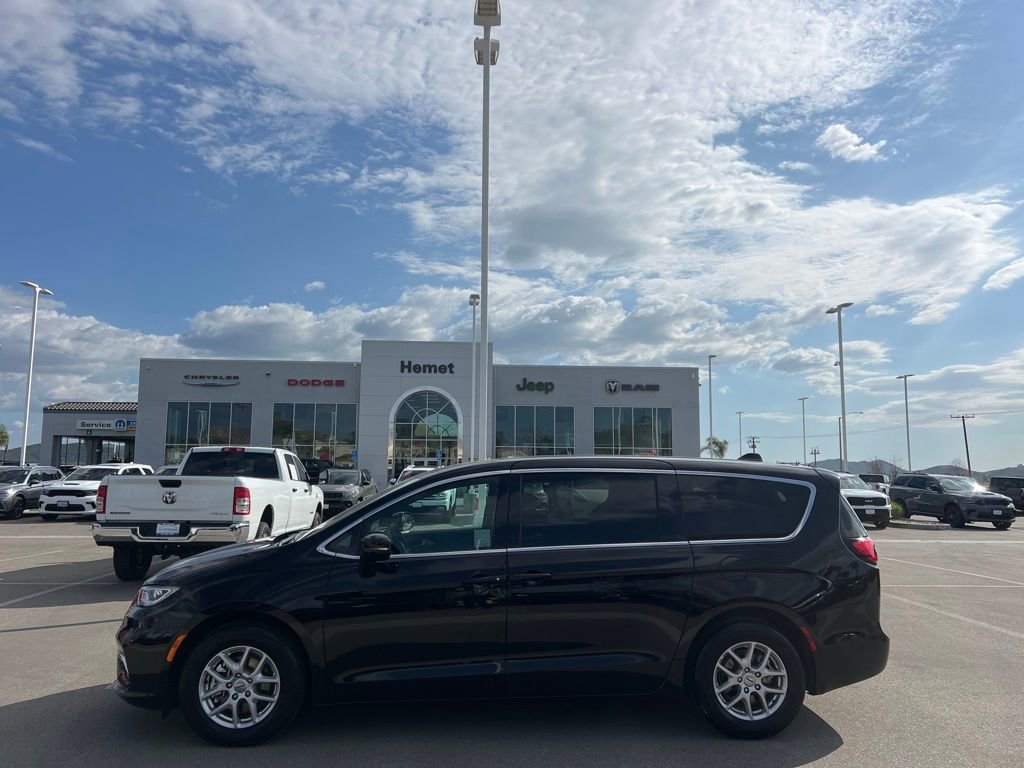 Used 2024 Chrysler Pacifica Touring image 6
