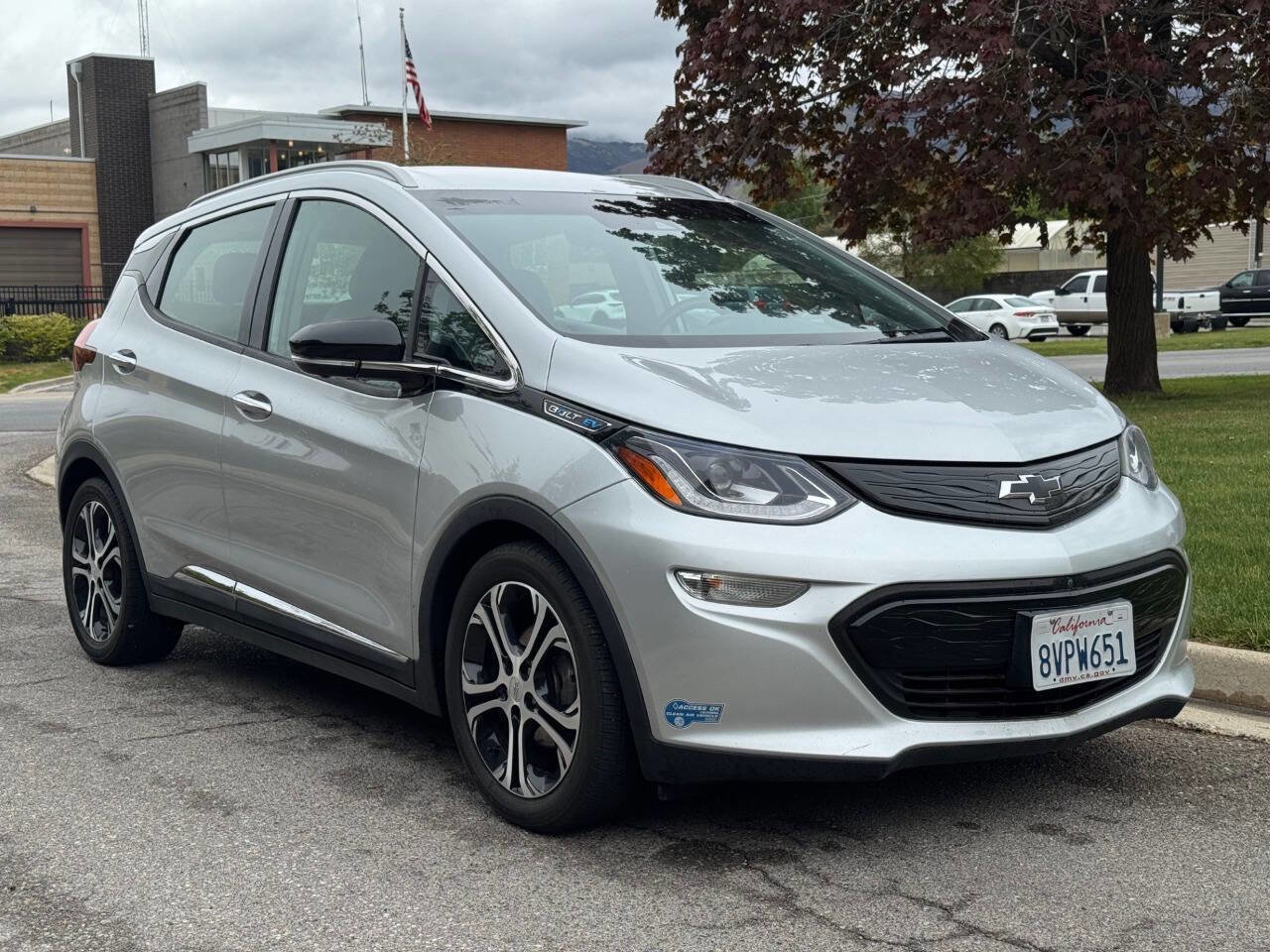Used 2021 Chevrolet Bolt Premier w/ Infotainment Package FWD image 1