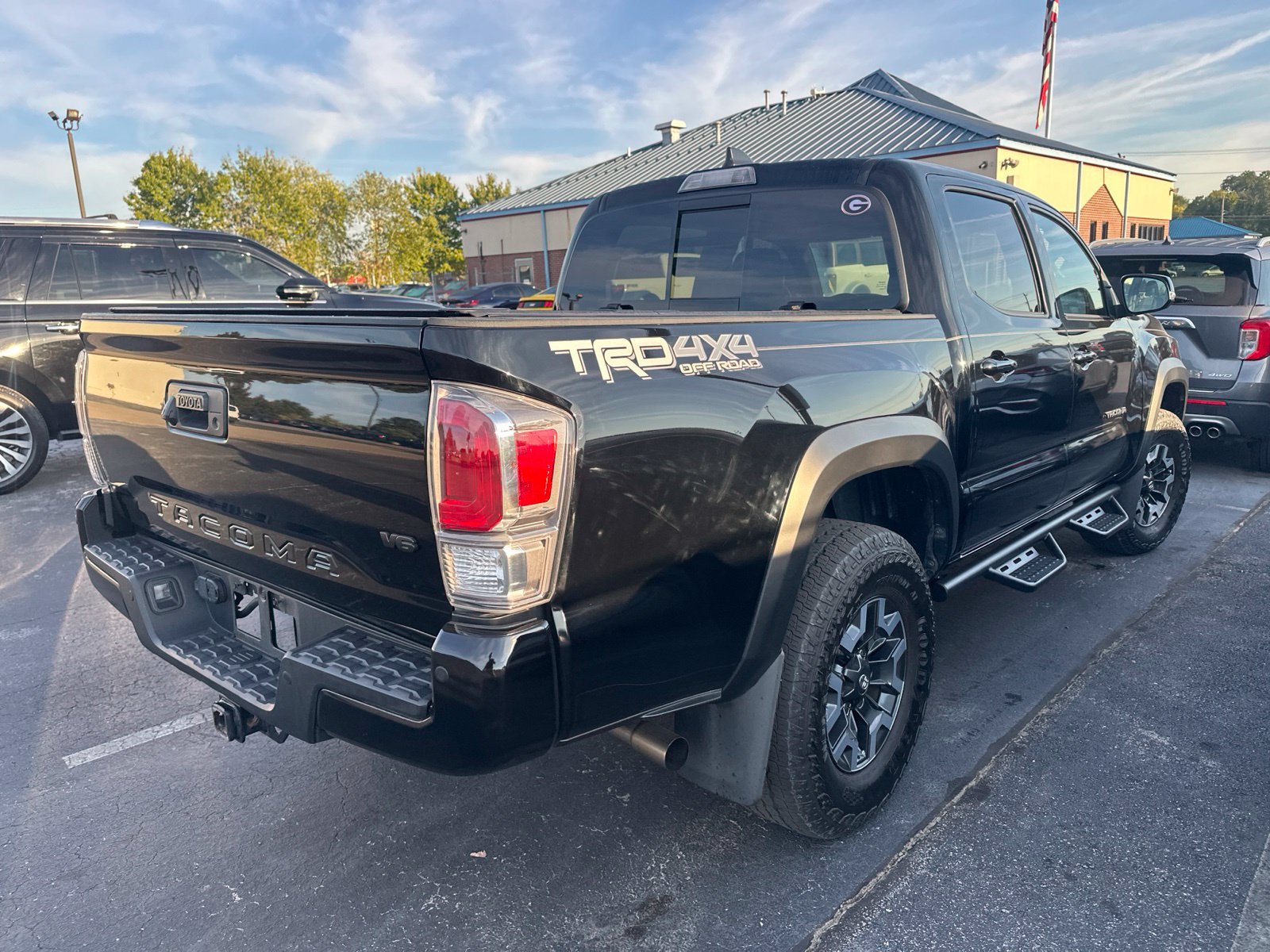 Used 2023 Toyota Tacoma TRD Off-Road w/ Technology Package AWD/4WD image 3