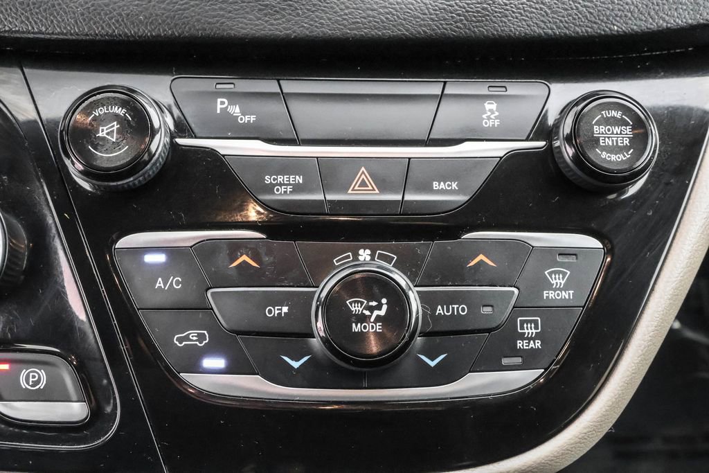 Used 2017 Chrysler Pacifica Touring-L image 23