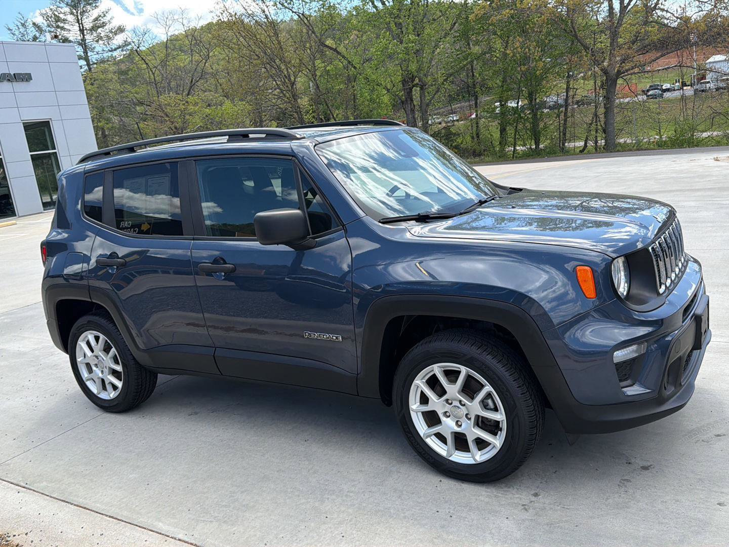 Used 2021 Jeep Renegade Sport w/ Sport Appearance Group AWD/4WD image 2