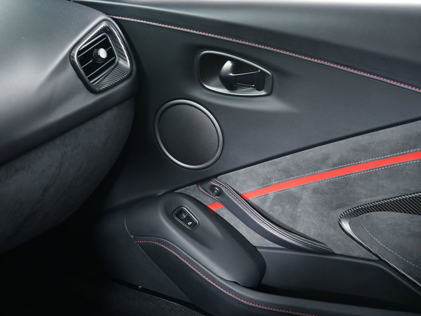 Used 2023 Aston Martin V8 Vantage Coupe RWD image 22