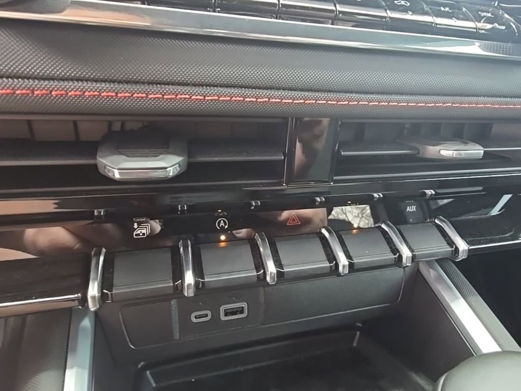 Used 2025 Chevrolet Colorado Z71 image 17