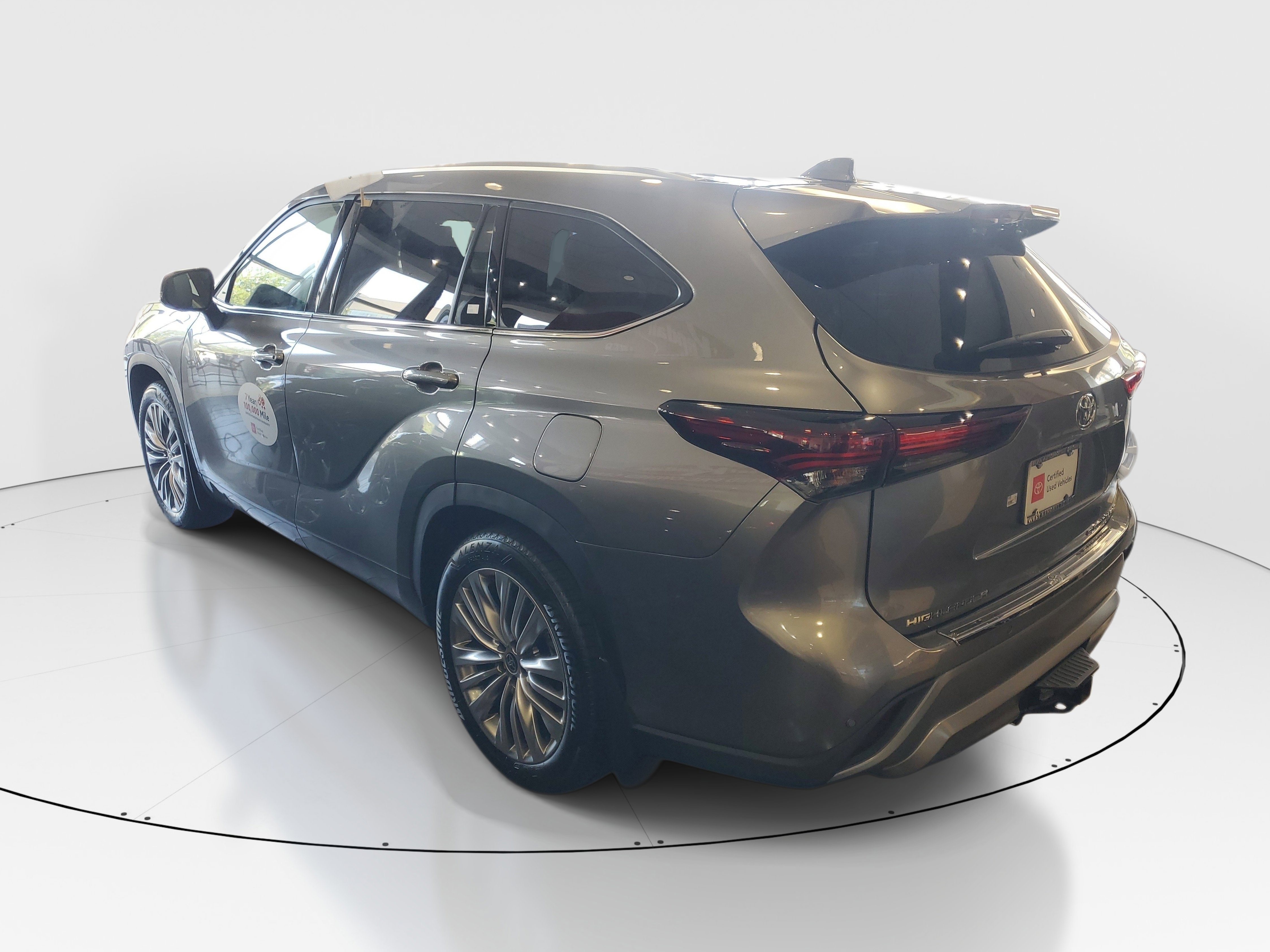 Certified 2025 Toyota Highlander Platinum AWD/4WD image 3