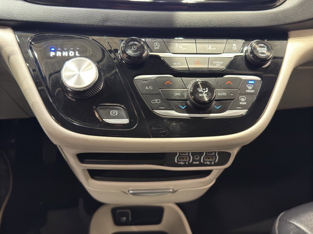 Used 2024 Chrysler Pacifica Touring-L image 31
