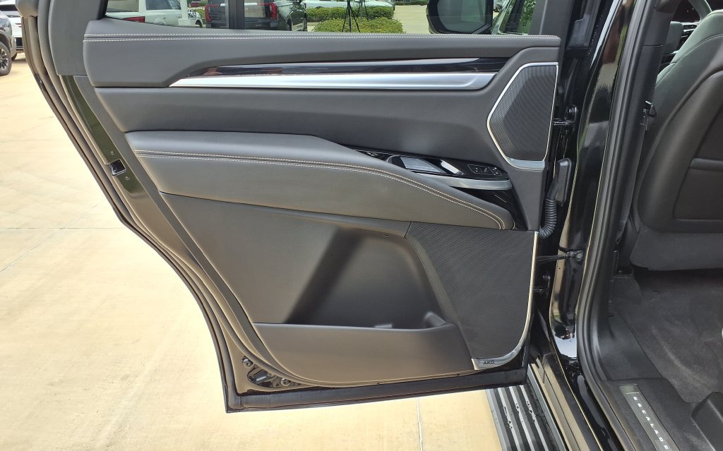 Used 2025 Cadillac Escalade Sport AWD/4WD image 15