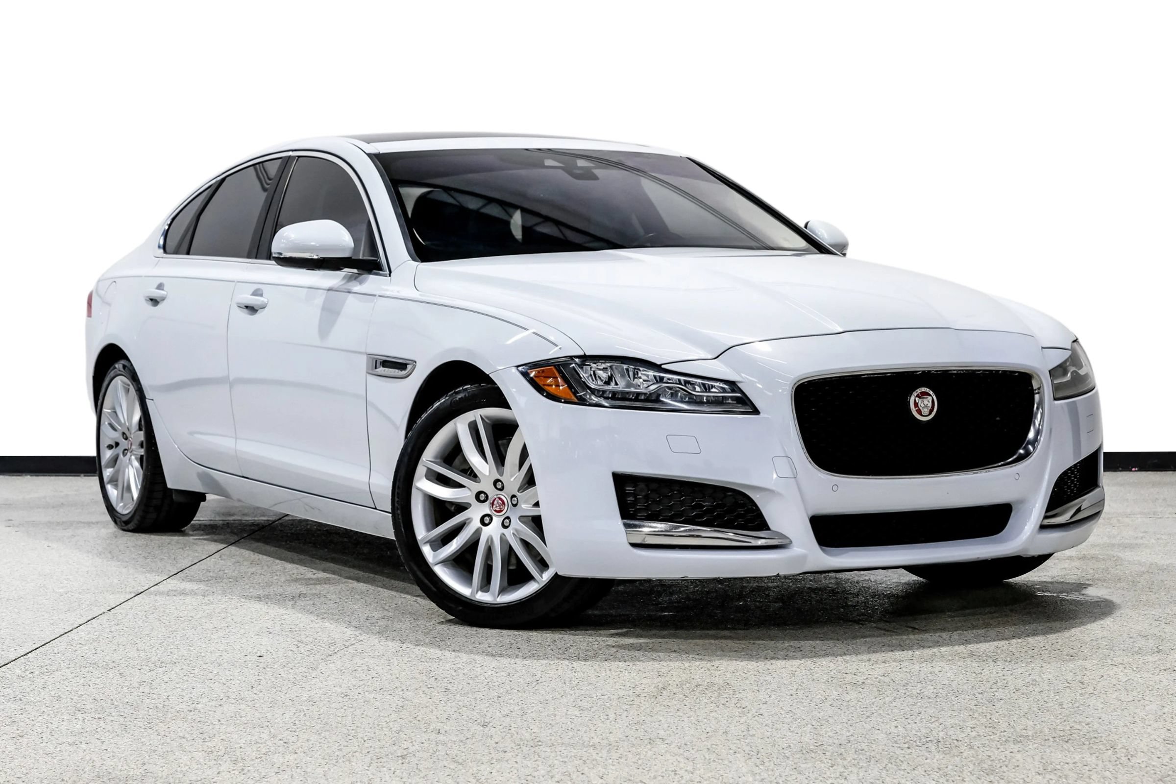 Used 2018 Jaguar XF Portfolio RWD image 4