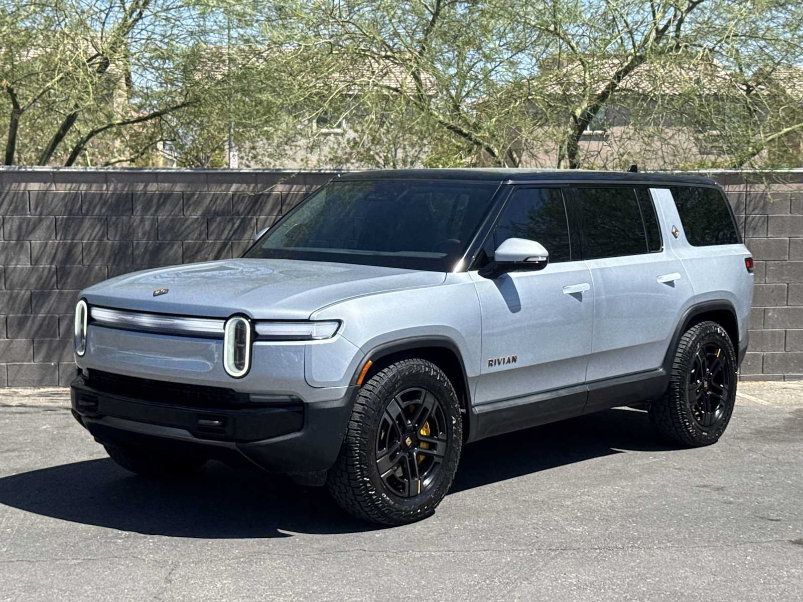 Used 2025 Rivian R1S Premium AWD/4WD image 4