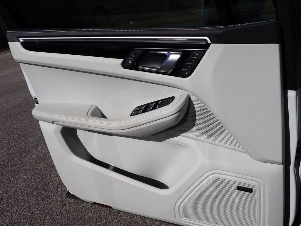 Certified 2024 Porsche Macan image 33
