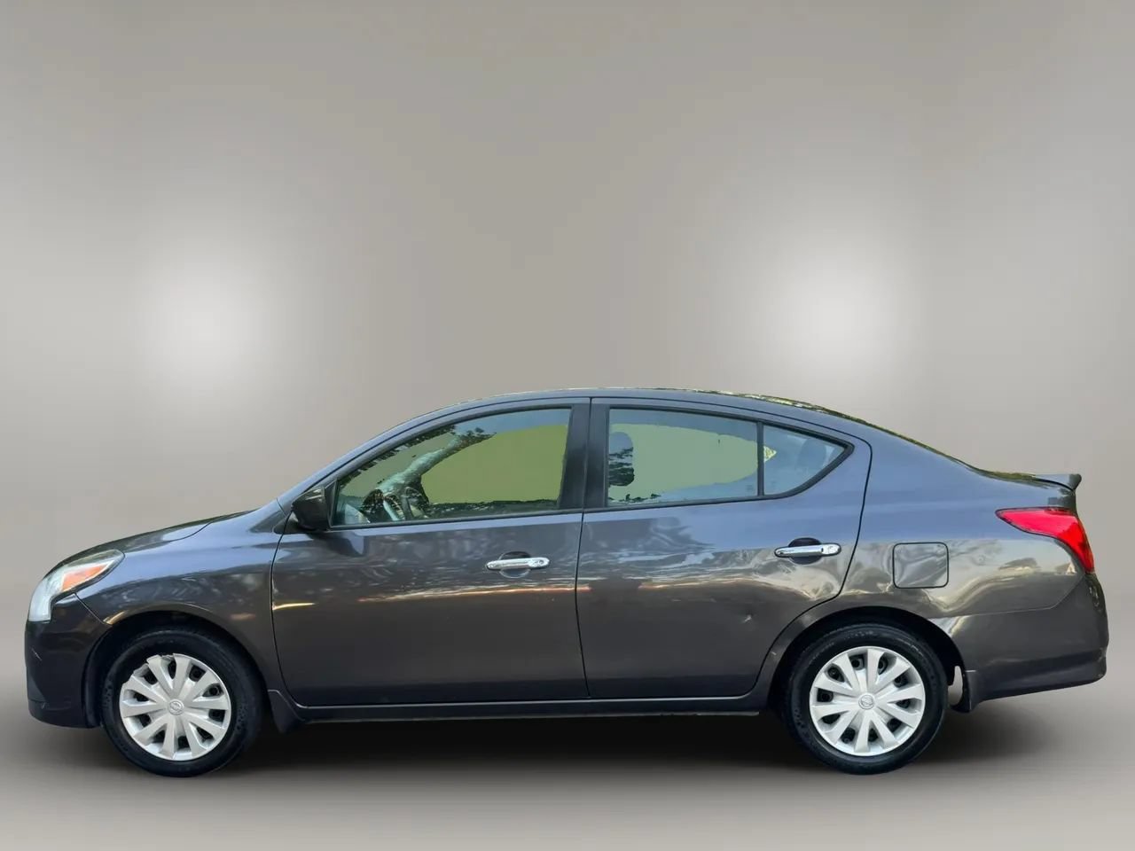 Used 2015 Nissan Versa SV FWD image 3