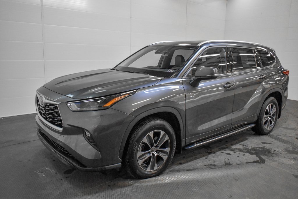 Used 2022 Toyota Highlander XLE image 3