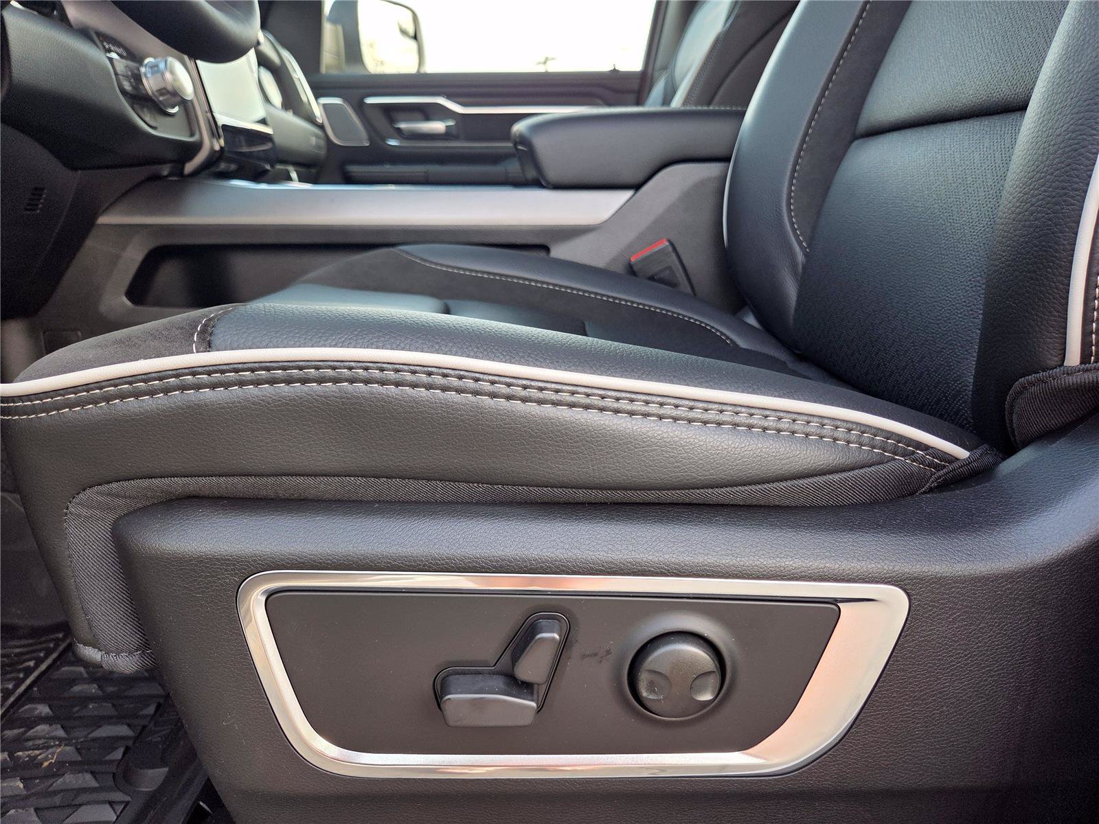 New 2026 RAM 1500 Laramie w/ Night Edition AWD/4WD image 17