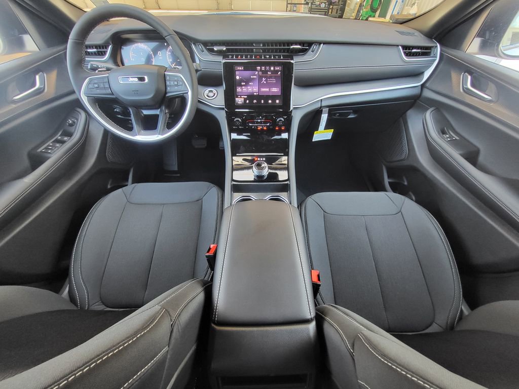 New 2025 Jeep Grand Cherokee Laredo w/ Luxury Tech Group I AWD/4WD image 23