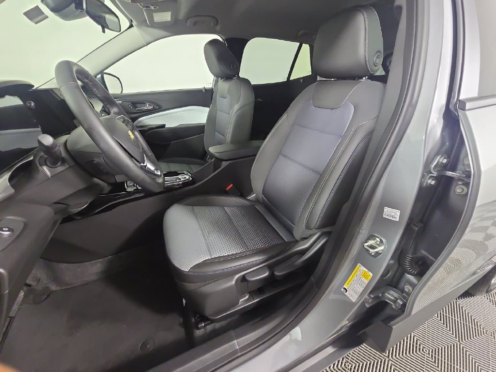 Used 2025 Chevrolet Trax LT w/ Driver Confidence Package FWD image 11