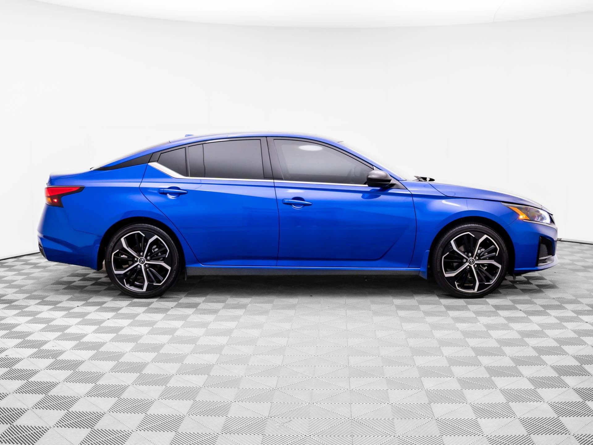 Used 2025 Nissan Altima 2.5 SR w/ SR Premium Package image 8