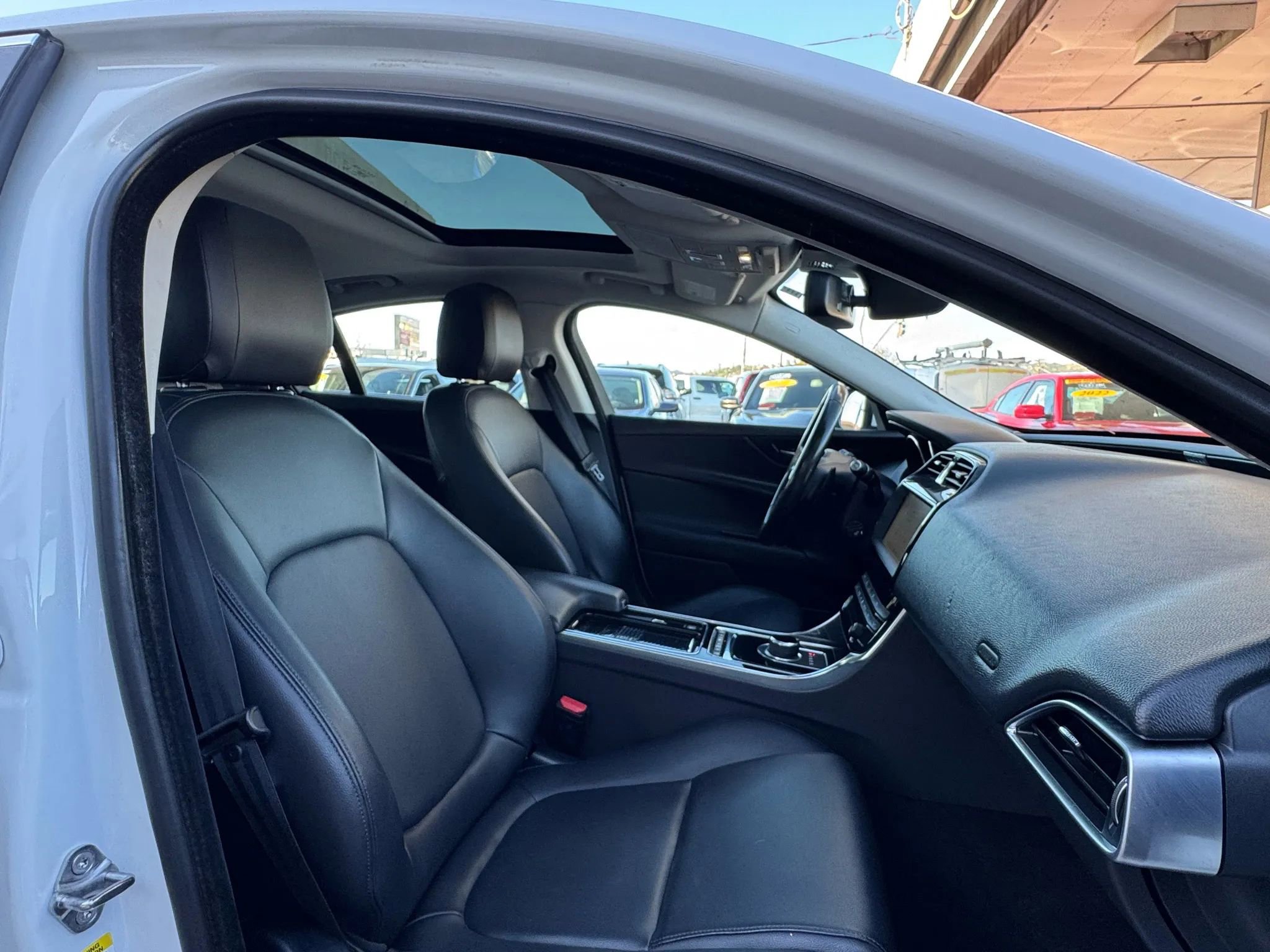 Used 2019 Jaguar XE Premium image 23