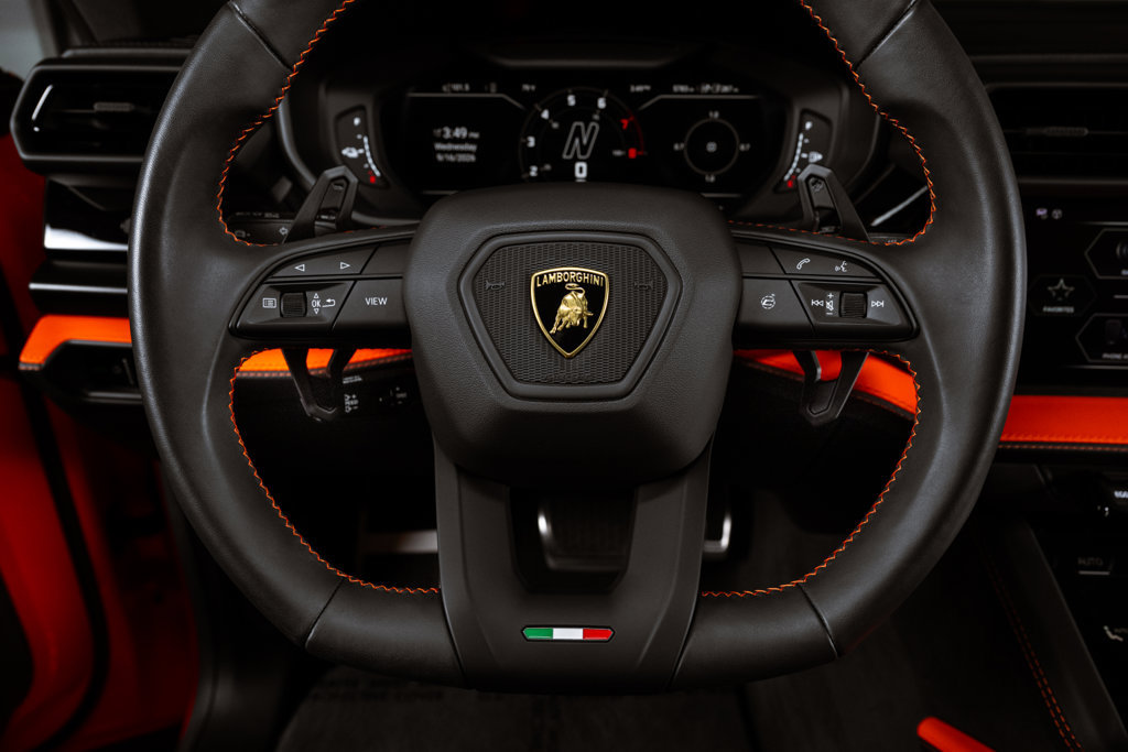 Used 2025 Lamborghini Urus SE AWD/4WD image 14