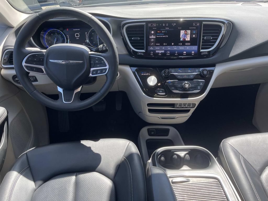 Used 2024 Chrysler Pacifica Touring-L FWD image 7