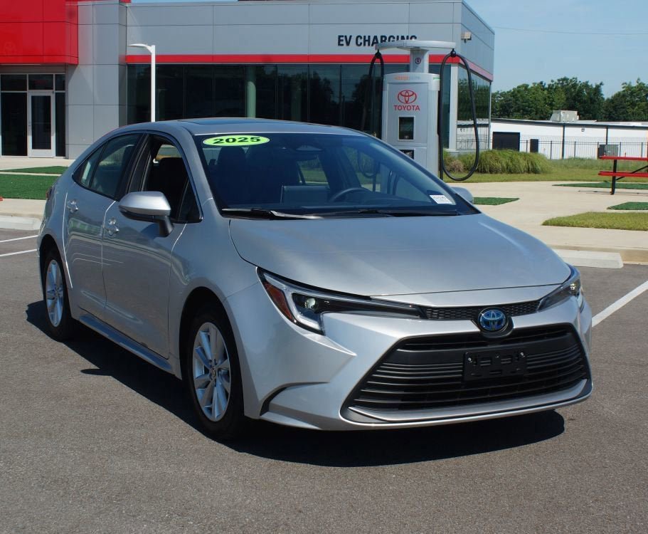 Used 2025 Toyota Corolla XLE FWD image 2