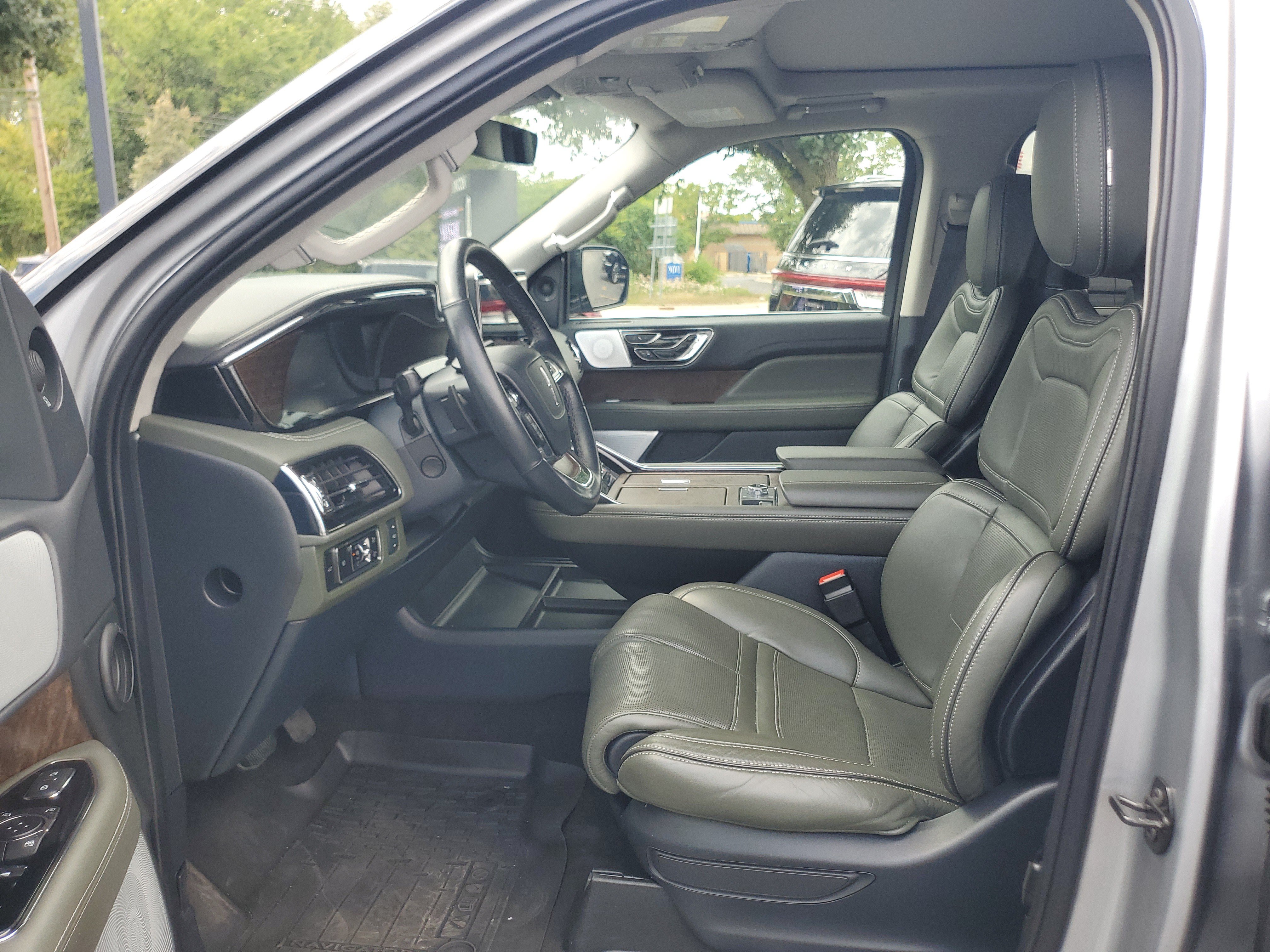 Used 2024 Lincoln Navigator Black Label AWD/4WD image 9
