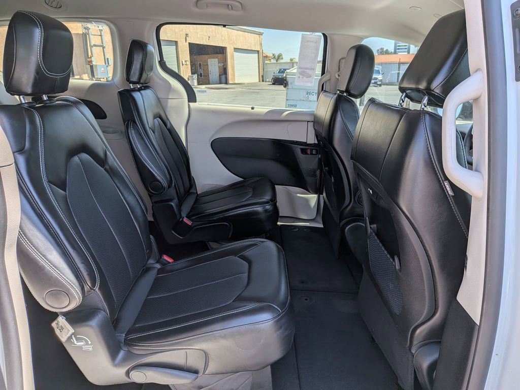 Used 2024 Chrysler Pacifica Touring-L image 28