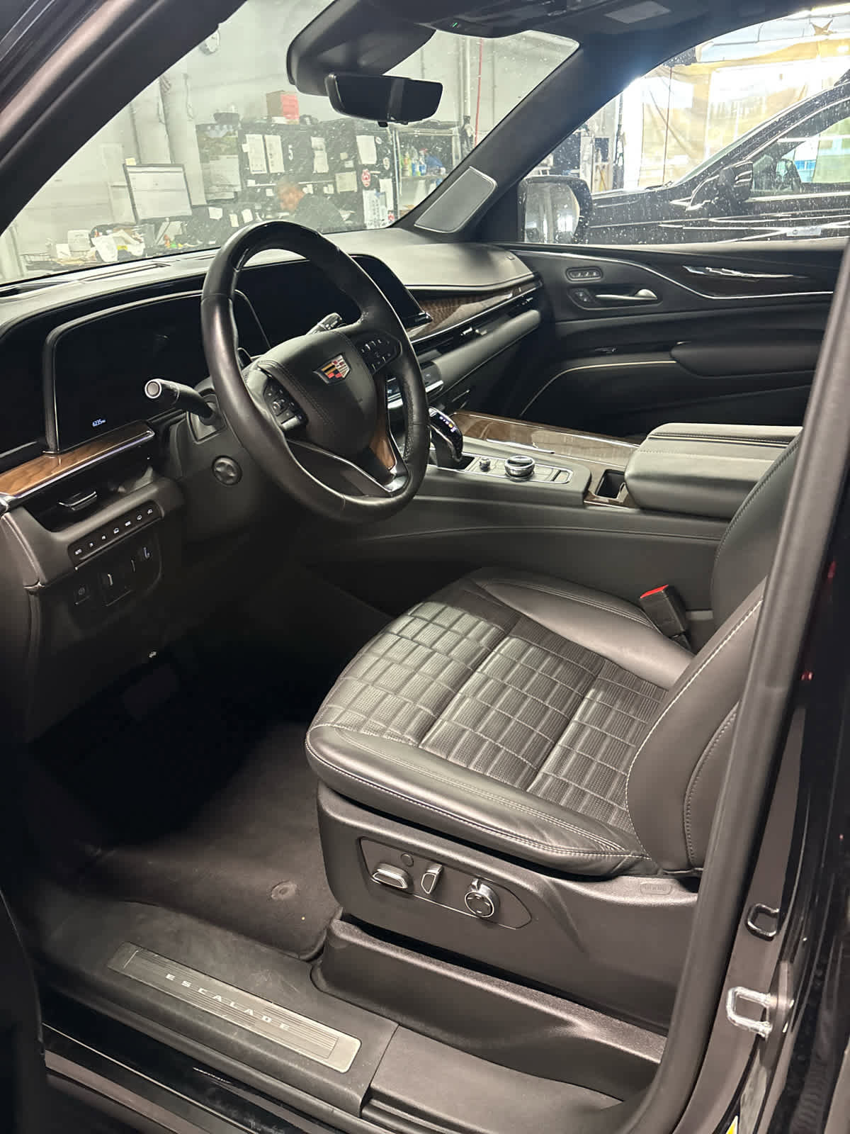 Used 2024 Cadillac Escalade ESV Premium Luxury Platinum image 5